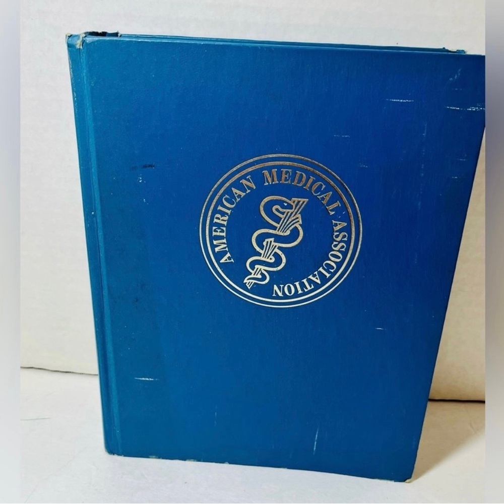 VINTAGE 1994 American Medical Association - Family Medical Book (3rd Edition)